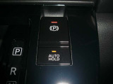 電動パーキングブレーキ装備!また、オートブレーキホールド機能もありますので、停車時ブレーキペダルから足を離してもブレーキ力を保持しているので動き出しません。(アクセルペダルを踏むと解除され発進します)