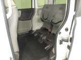 リアシートは座面を跳ね上げることで、高さのあるお荷物や直接シートの上に乗せたくないものなどを積載することが出来ます。