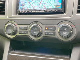 【左右独立型フルオートエアコン】運転席と助手席でそれぞれお好みの温度に設定可能。同乗者にも配慮した、快適な空調をお届け致します。
