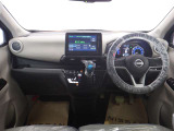 運転席も広々としており、足元には収納スペースもついています☆