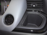 運転席右側のドリンクホルダーです。