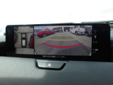 360&deg;ビューモニターでは前後左右4つのカメラ映像をさまざまな走行状況に応じて切り替えてセンターディスプレイに表示することで、駐車時や狭い道でのすれ違い時、見通しの悪い交差点進入時でも安心感を高めます