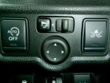 電動格納式ミラーなので、対向車などとのすれ違い時にも便利です。