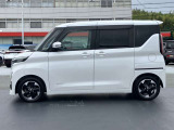 ハンズフリーオートスライドドア、両手が塞がった状態でもスライドドアの下で足先を抜き差しするだけで、スライドドアを自動で開閉することができます。開けるときにも閉めるときにも使える便利な機能です。