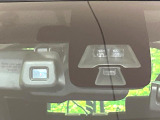 【エマージェンシーブレーキ】走行中に前方の車両等を認識し、衝突しそうな時は警報とブレーキで衝突回避と被害軽減をアシスト。より安全にドライブをお楽しみいただけます。