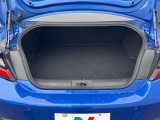 積み下ろしのしやすいデッキにはたっぷりと荷物を積み込んでいただけます。遊びから仕事まで、様々なシーンで頼れます♪