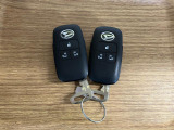 【スマートキー】 スマートキーを携帯していれば、ドアハンドルのボタンを押してロックの解除ができ、パワースライドドアもワンタッチで開閉できます。