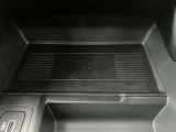 【ワイヤレスデバイスチャージング】スマートフォンなどの対応デバイスを置くだけで充電できるワイヤレスデバイスチャージングが搭載されています。車内のコンソール周りをすっきりと保つことができます。