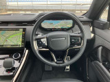 ムダのないインテリアデザインは運転席にお座りいただくと、上質なシートがお客様を包み込みます。ステアリングも握りやすい設計になっておりますのでとっさのハンドル操作も可能です。