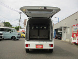 リヤシートも全車消毒済み。シートを倒すと箱形でフラットな床面でひろーい荷室。各種ケース、箱物がたっぷり積めます