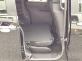 荷室はコンパクトながらも、日常生活には過不足の無いスペースを確保しています!