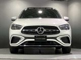 フロントグリル中央に大きく輝くスリーポインテッドスター。メルセデスベンツならではのステータスを強く感じる事ができます