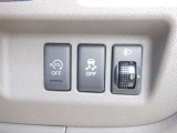 【VDC】運転操作やクルマの速度を検知して、ブレーキやエンジン出力の制御を 自動的に行い、滑りやすい路面やカーブを曲がるときや障害物を回避するときにクルマ の横滑りを軽減し、運転に安心感を与えます。