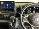 ホンダ純正メモリーナビ搭載なので、遠方へのドライブもお任せ下さい!ステアリング左手側にオーディオ関連のコントロールスイッチを配置しています。操作時は視線を逸らすことなく運転に集中できます