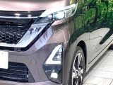 【LEDヘッドライト】悪天候や夜間走行時も良好な視界を確保し安心して運転できる高輝度LEDヘッドライトを装備!点灯速度が早く、消費電力も抑えられています。