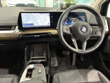 コックピットは、BMWらしくセンター・コンソールがドライバーに向けて傾けられた設計になっています。