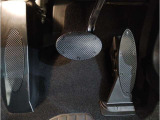 【ペダル】BMWはオルガン式アクセルペダルを採用しています。踏み込む足とペダルが同じ軌跡を描くため、かかとがずれにくく、アクセルコントロールがよりしやすくなるメリットがあります。