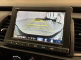 リバースギアに入れるだけで後方の表示へ切り替わります。夜間や雨の日の駐車も楽になりますよ。