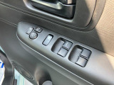 運転席アームレストに、【リモコンドアミラー】【パワーウィンドウ】スイッチあり。手元で操作ラクラク。