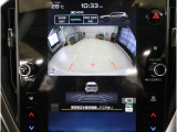 後方映像を11.6インチディスプレイに表示し、ステアリング連動ガイドラインが駐車をサポート。さらに後退時はリヤ4センサーが障害物を検知し、必要に応じてブレーキが作動します。