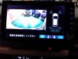バックカメラの画像です。ガイドラインがスムースな車庫入れをサポートいたします。車庫入れの安心感がアップしますね。