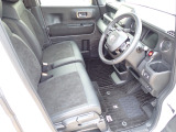 ◆【シートハイトアジャスター】シート横のレバー操作でシートの座面を上下に動かせます。