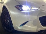 【LEDヘッドライト】悪天候や夜間走行時も良好な視界を確保し安心して運転できる高輝度LEDヘッドライトを装備!点灯速度が早く、消費電力も抑えられています。
