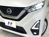【LEDヘッドライト】悪天候や夜間走行時も良好な視界を確保し安心して運転できる高輝度LEDヘッドライトを装備!点灯速度が早く、消費電力も抑えられています。
