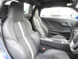 ★フロントシート★横Gを受けるワインディング走行時でも正確な運転操作ができるよう、専用のスポーツシートを開発。試作を何度も繰り返し、身体とのわずかな隙間にも目を向け、形状・硬さにこだわりました!