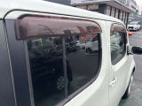 プラスチックバイザーが付属されておりますので、雨の日でも窓を開けることができてとても便利です。
