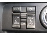 スライドドアの開閉は、ドアハンドルはもちろん運転席からのスイッチ操作でも可能です。お子様の送迎時の乗り降りも一段と楽になります。
