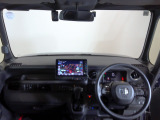 ドライバーを包み込むように、ディスプレーやスイッチ、コンソールを配置。座った瞬間から運転への期待が。空間そのものの心地よさにこだわっています。