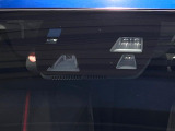 【i-ACTIVESENSE】走行中に前方の車両等を認識し、衝突しそうな時は警報とブレーキで衝突回避と被害軽減をアシスト。より安全にドライブをお楽しみいただけます。