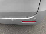 リヤバンパーに4つの超音波センサーを内蔵し、車両後方にある障害物を検知。透明なガラスなども検知でき、コンビニの駐車場などでの衝突回避をサポートします☆
