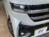 【LEDヘッドライト】悪天候や夜間走行時も良好な視界を確保し安心して運転できる高輝度LEDヘッドライトを装備!点灯速度が早く、消費電力も抑えられています。