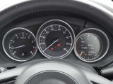 メーター表示や走行距離を確認できます。