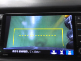 バックカメラの画像です。ガイドラインがスムースな車庫入れをサポートいたします。車庫入れの安心感がアップしますね。