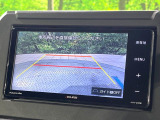 【バックカメラ】駐車時に後方がリアルタイム映像で確認できます。大型商業施設や立体駐車場での駐車時や、夜間のバック時に大活躍!運転スキルに関わらず、今や必須となった装備のひとつです!