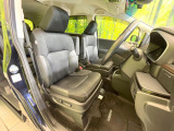 運転席まわりには十分なスペースがあり、大柄な方でもゆったり運転していただける環境です。
