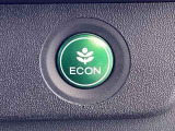 【eコンスイッチ】低燃費運転をサポートするECONモード。スイッチをONすると、エンジンやトランスミッション、A/Cなどを協調制御し、燃費の向上に貢献。エコドライブの効果を高めます。