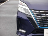 【LEDヘッドランプ】ハロゲンヘッドランプの約2倍の光量でより明るく遠くを照射。視認性、長寿命、省電力に優れ、スタイリッシュな白光色も魅力