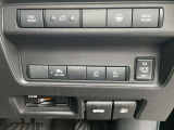ハンズフリー両側オートスライドドアです。インテリジェントキーを携帯したまま、スライドドアの下に足先を入れて引くだけで、ドアが自動で開閉します。