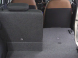 後部座席の片側を倒して多くの荷物を積むことが可能です。