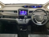 車内は光触媒抗菌消臭施工済です。インパネ周りはスタイリッシュなデザインで機能や装備も充実しています。グローブボックスやカップホルダーのほかにトレーなどたくさんの収納スペースが付いています。
