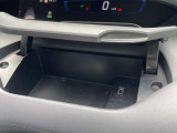 運転席にも大きめな収納があって便利です。