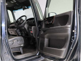 運転席・助手席ドアは開口範囲が広く、とても乗りやすいですよ!収納スペースもあります!