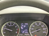 視認性の高いメーター類で、車両情報を瞬時に確認できます。運転に集中しやすい、シンプルで機能的なデザインです。
