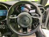 停車中に動画や番組を楽しめる機能が搭載されています。長距離移動や休憩時間のお供に最適です。快適なドライブをさらに豊かにする装備です。