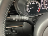 レバーをAUTOの位置にしているとき、レインセンサーが雨を感知すると、雨量に応じてワイパーが自動で作動してくれるオートワイパーを装備!設定変更で非作動にすると、間欠作動に固定されます。