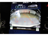 後退時には大型ディスプレイに後方の映像とアシストラインが表示されます。